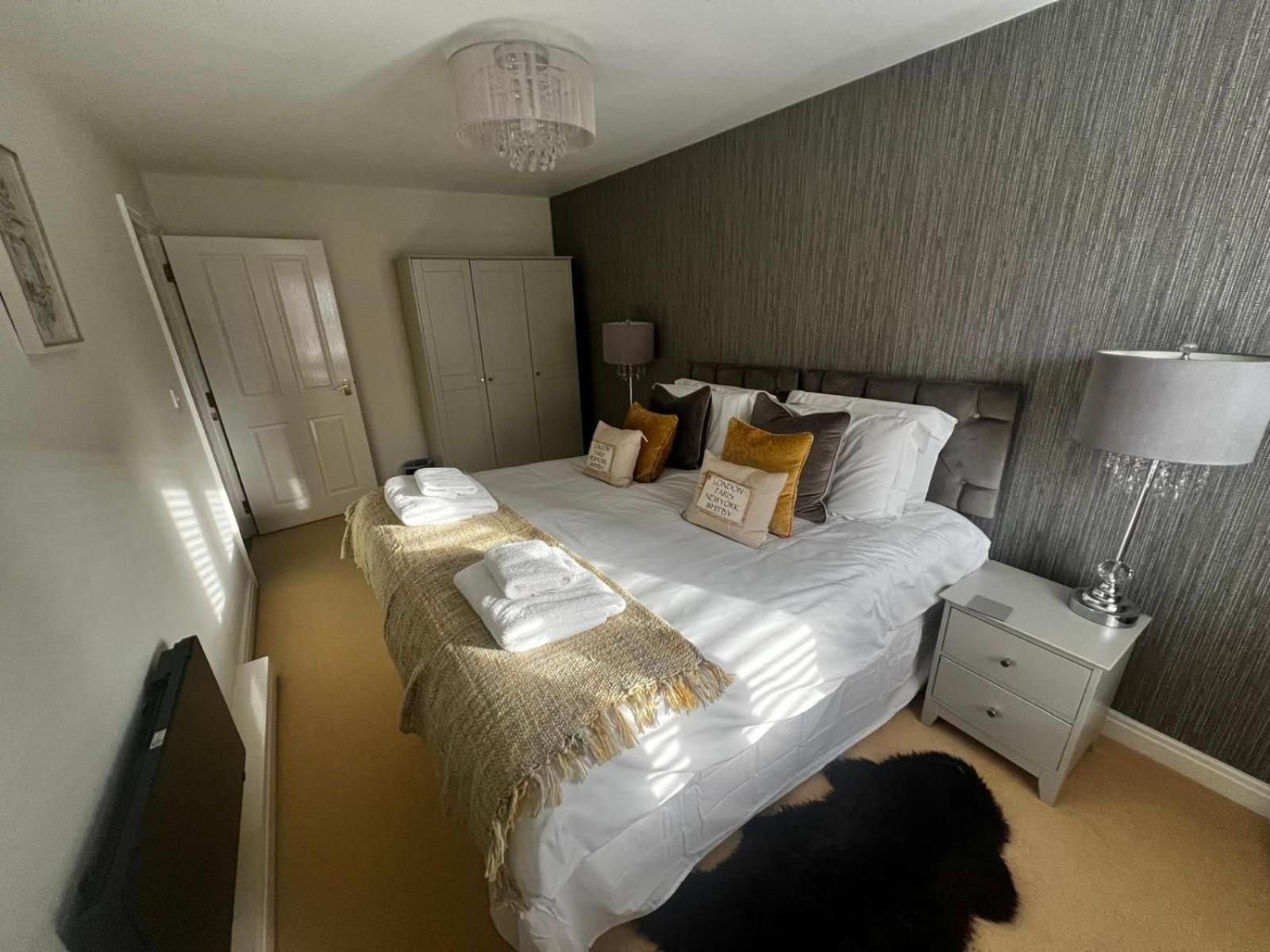Majestic, Modern & Spacious Harbour-View Apartment With Parking Уитби Экстерьер фото