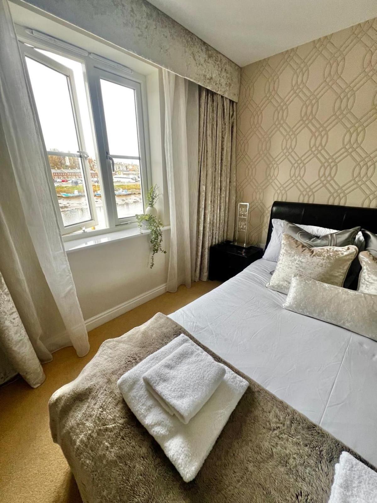 Majestic, Modern & Spacious Harbour-View Apartment With Parking Уитби Экстерьер фото